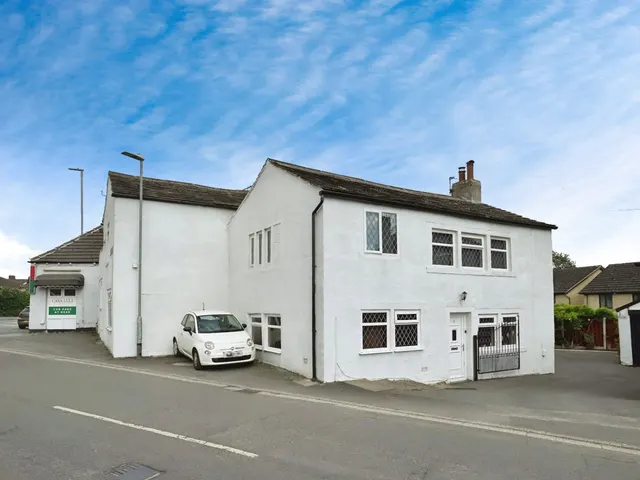 Hare Park Lane, Hightown, WF15, photo 3
