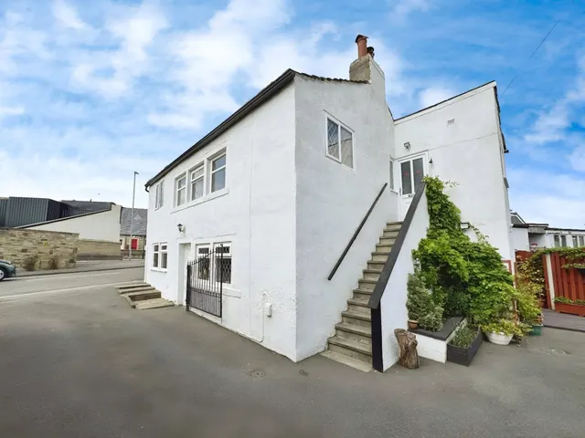 Hare Park Lane, Hightown, WF15, photo 1