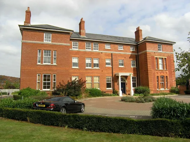 Queen Alexandras Way, Epsom, KT19 7DW, photo 1