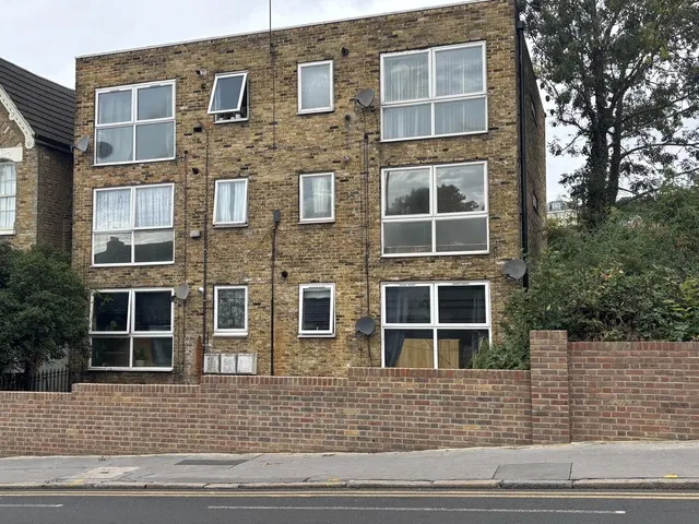 Whitehorse Lane, South Norwood, photo 1
