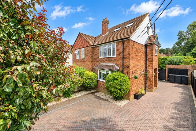 Chertsey Road, Windlesham, GU20, photo 1