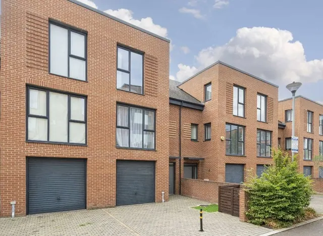 Reynard Way, Brentford, TW8, photo 1