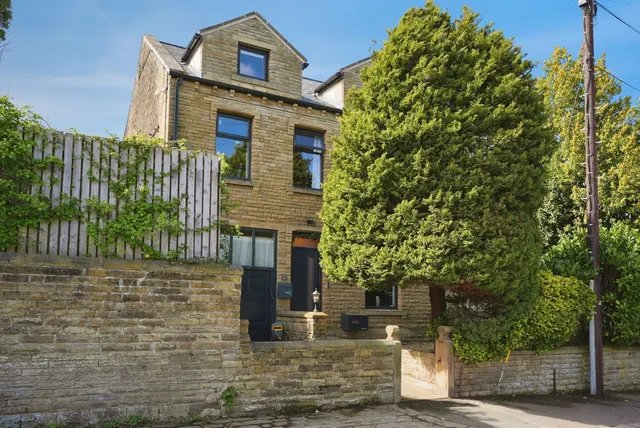 Moor End Road, Huddersfield, photo 1