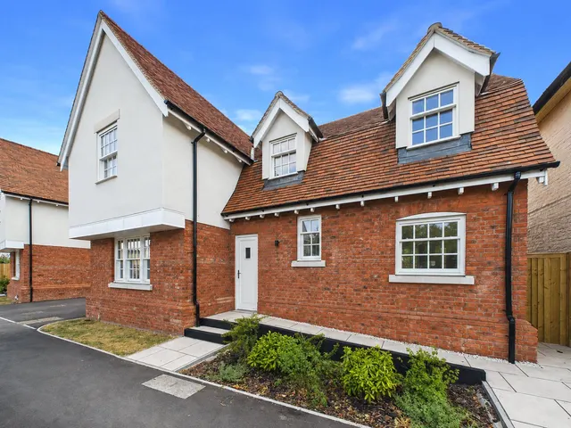 Colchester Road, Bures, CO8, photo 1