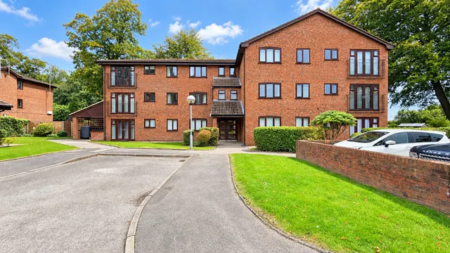 2 bedroom flat, Plumley close, Davenport, SK3