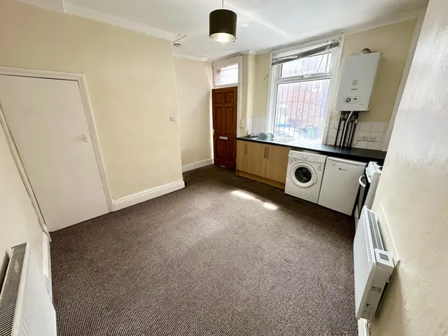 Cross Woodview Street, Leeds, LS11, photo 2