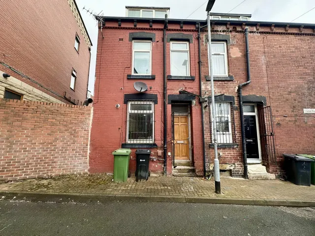 Cross Woodview Street, Leeds, LS11, photo 1