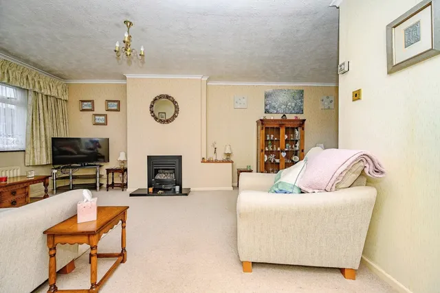 Photo 2 — Stoneygate Road, LUTON, Bedfordshire, LU4