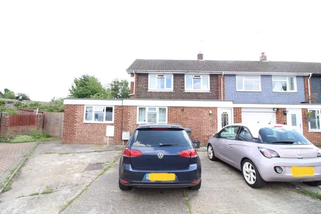 Andover Close, Luton LU4 9EQ, photo 1