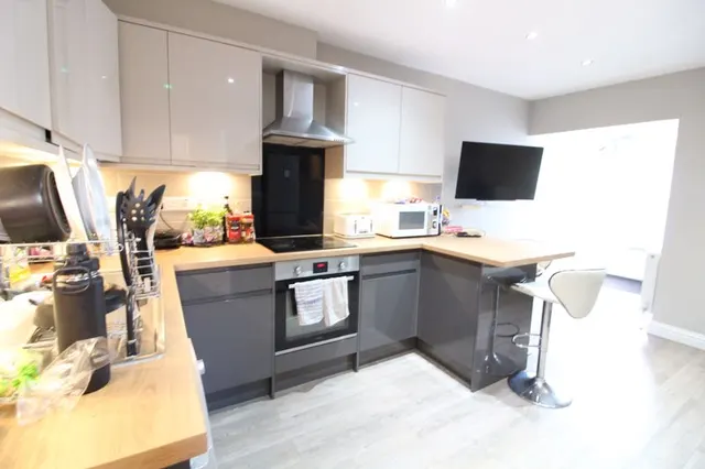 Photo 2 — Andover Close, Luton LU4 9EQ