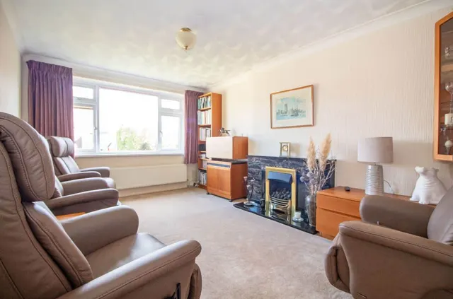 Photo 2 — Roundway, Waterlooville, PO7 7QD