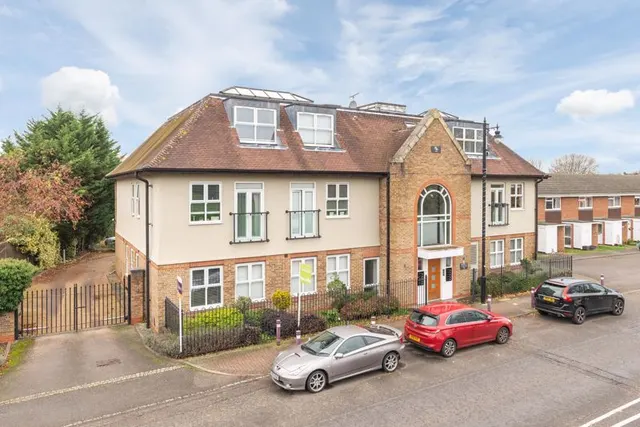 Windsor Street, Chertsey KT16 8AT, photo 1