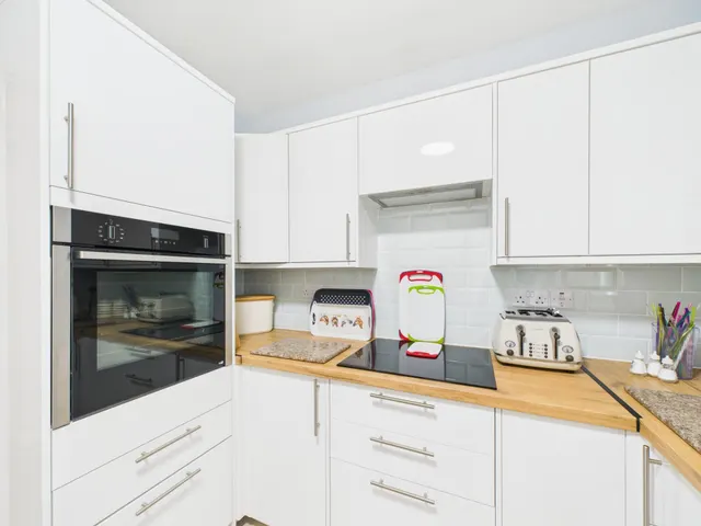 Photo 3 — Valerie Court, Bath Road, Reading, Reading, RG1