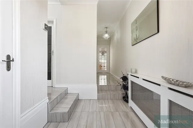 Mount Pleasant Road, Chigwell, IG7, photo 2