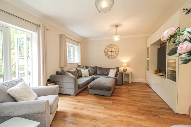 Royston Drive, Ewshot, GU10, photo 3