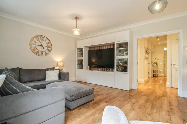 Royston Drive, Ewshot, GU10, photo 2