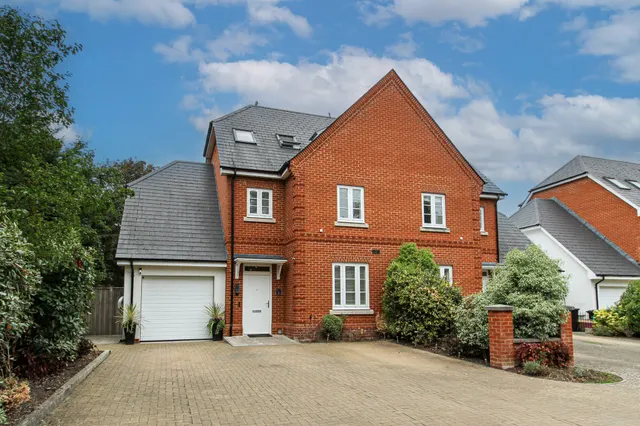Royston Drive, Ewshot, GU10, photo 1