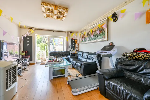 Photo 2 — 1 Ruston Avenue, Surbiton