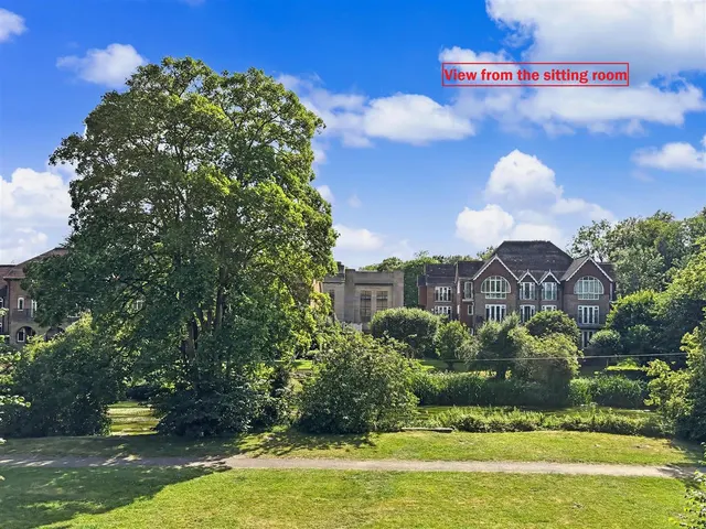 Belmont Road, Leatherhead, KT22, photo 1