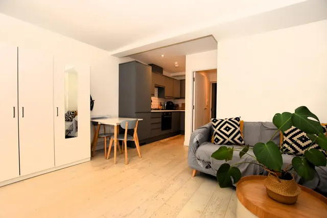 Winchcombe Street, Cheltenham, GL52, photo 3