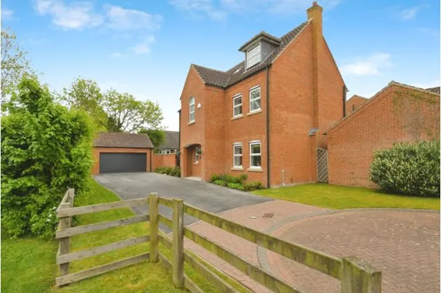 Photo 2 — Hawthorne Close, Glentworth