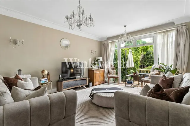 Bourne Hill, London, N13, photo 1