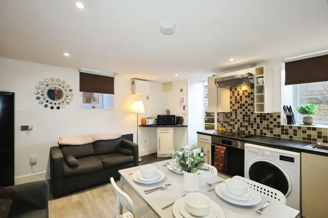 Brunswick Street, S10, photo 1