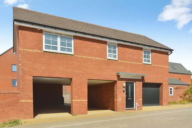 Saturn Avenue, Fairfields, Milton Keynes, photo 1