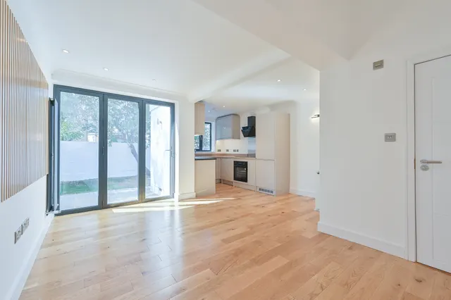 Photo 2 — Flat 2, 78 Welldon Crescent, Harrow