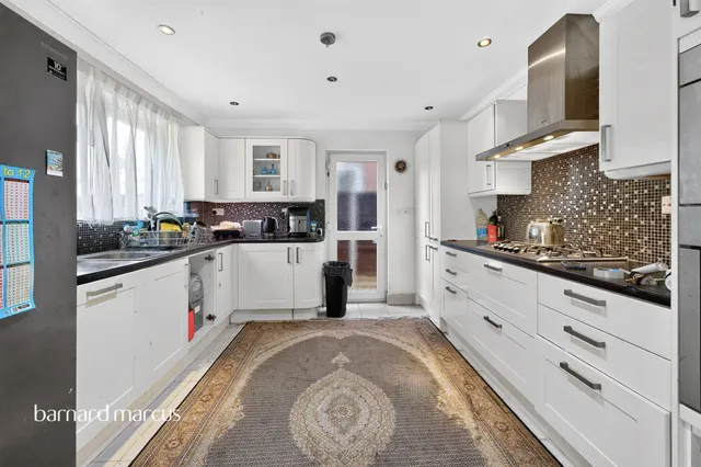Farnham Close, London, N20, photo 2