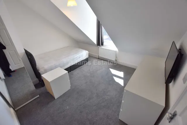 1 bedroom room (double) — Wokingham Road, Reading, RG6 1JL