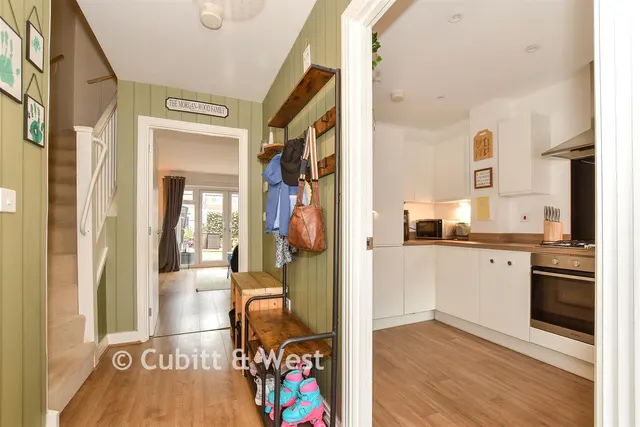 Sinclair Drive, Codmore Hill, RH20, photo 2
