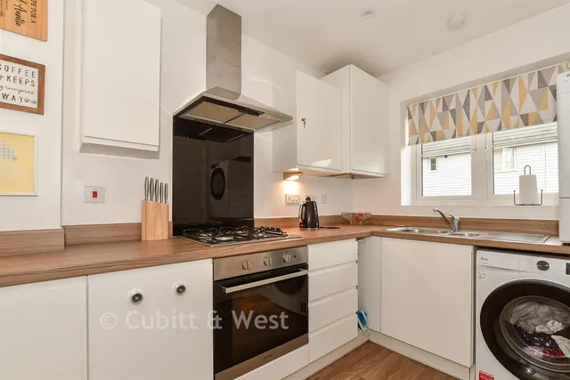 Sinclair Drive, Codmore Hill, RH20, photo 3