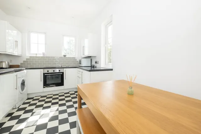 Merton Road, London, SW18, photo 1
