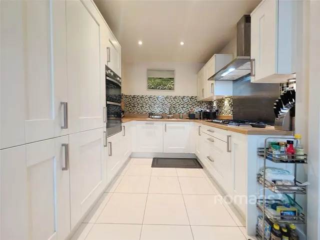 Repton Crescent, Earley, RG6, photo 3