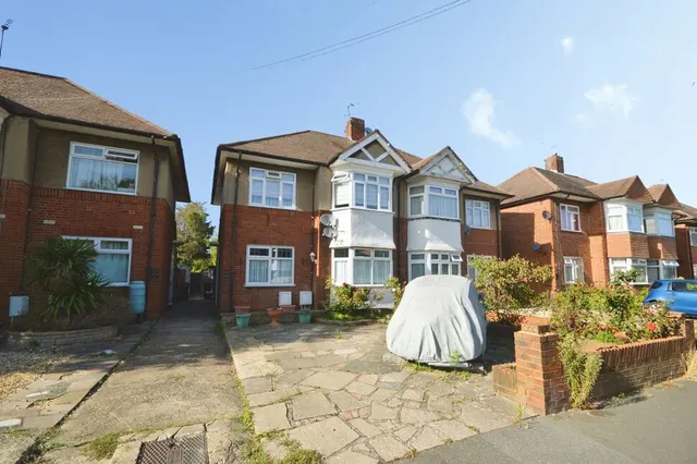 Amesbury Road, Hanworth, TW13, photo 1