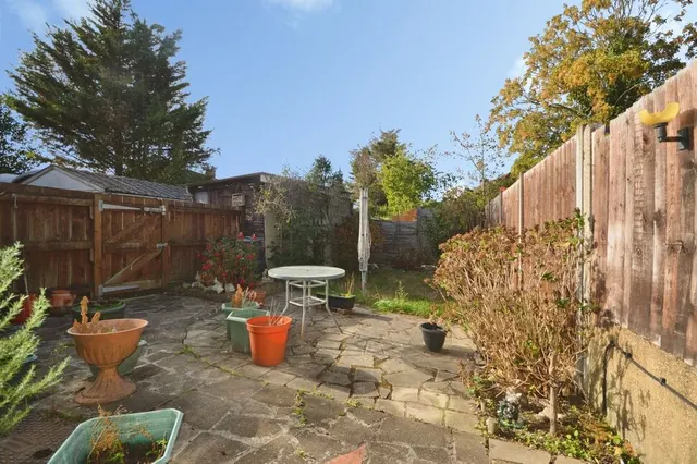 Amesbury Road, Hanworth, TW13, photo 3