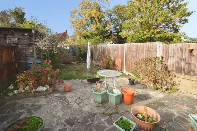 Amesbury Road, Hanworth, TW13, photo 2