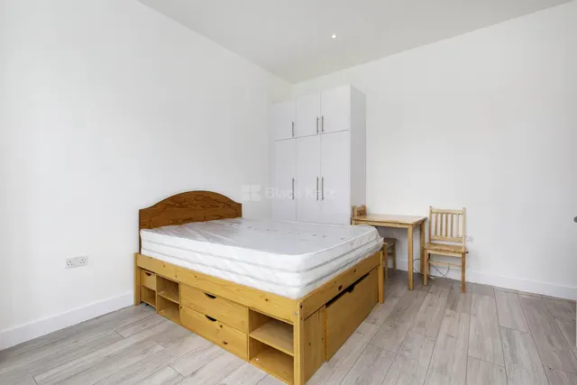 Ash Grove, London, NW2, photo 3