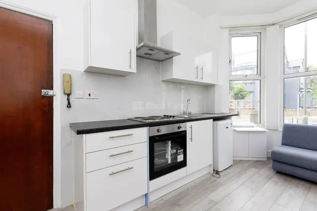 Ash Grove, London, NW2, photo 2