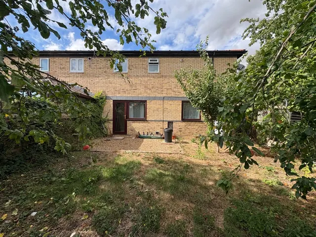 Photo 3 — Huckleberry Close, Walnut Tree, Milton Keynes, Milton Keynes, MK7 7ER