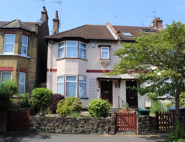 Grove Road, London N12 9EB, photo 1