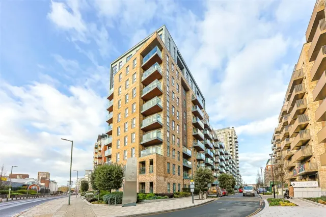 Caversham Road, Beaufort Park, NW9, photo 1