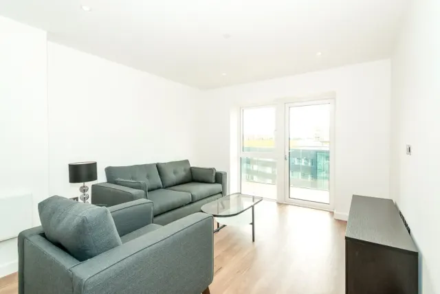 Caversham Road, Beaufort Park, NW9, photo 2