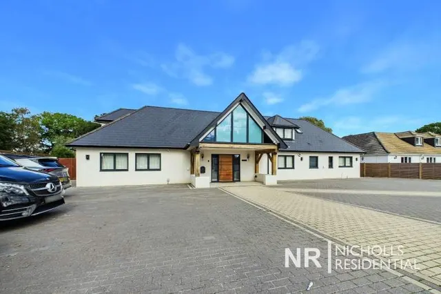 New Road, Horsham, RH13, photo 1