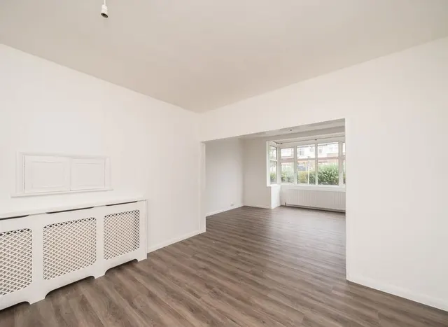 Photo 3 — Bramshaw Rise, New Malden, KT3