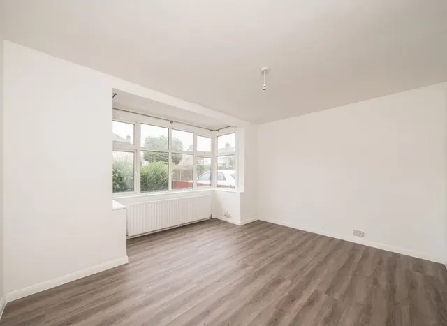 Photo 2 — Bramshaw Rise, New Malden, KT3