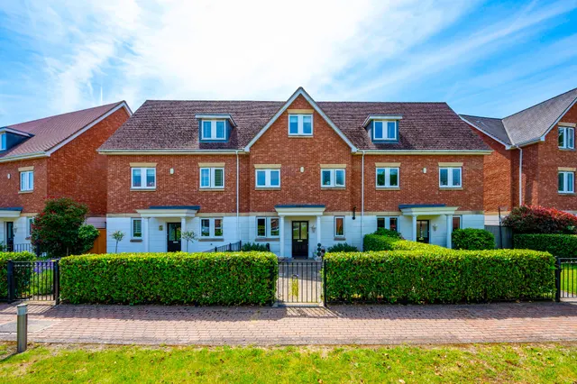 20 Lakeside Drive, Chobham, Woking, photo 1