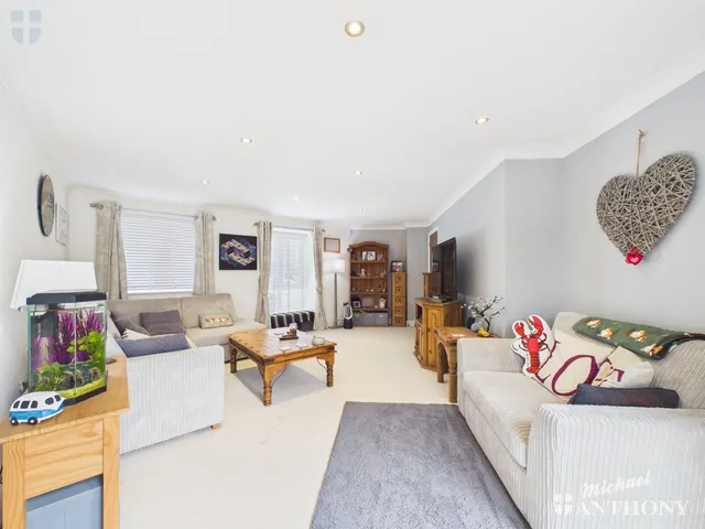 Photo 2 — Greensleeves Drive, Aylesbury, HP18 0GF