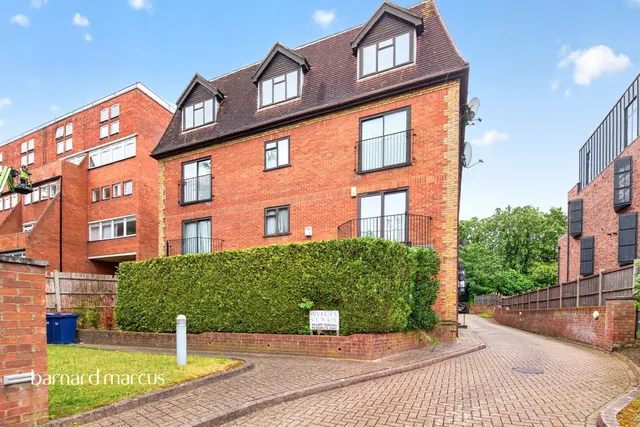 3 bedroom flat — Holden Avenue, London